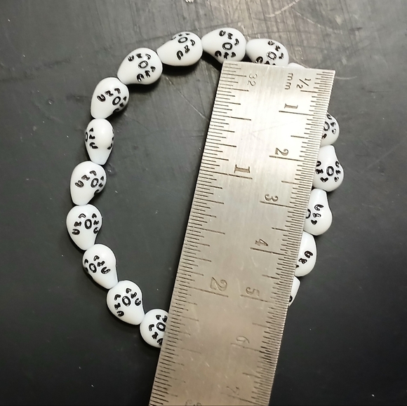 White and black plastic corn beads beaded stretch bracelet - Picture 2 of 3